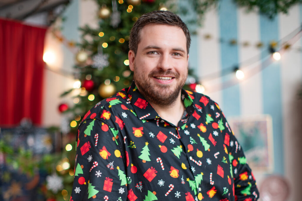 Deze comedian viert vandaag feest